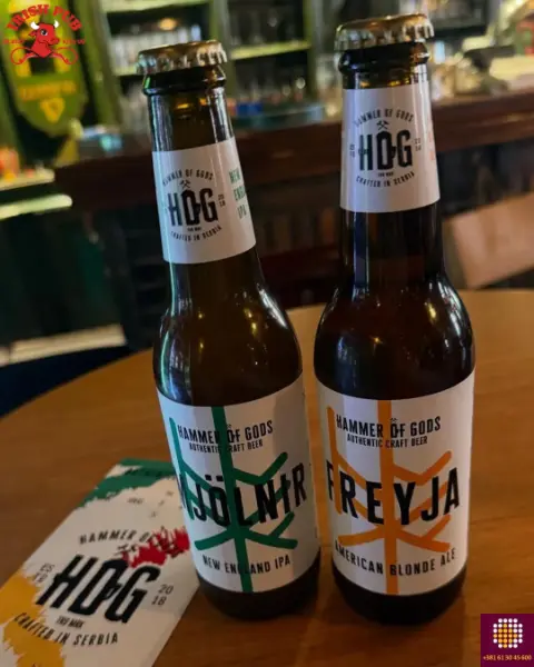 treyja pivo hog pivo na stolu koje su gosti naručili u irish pub red cow novi sad