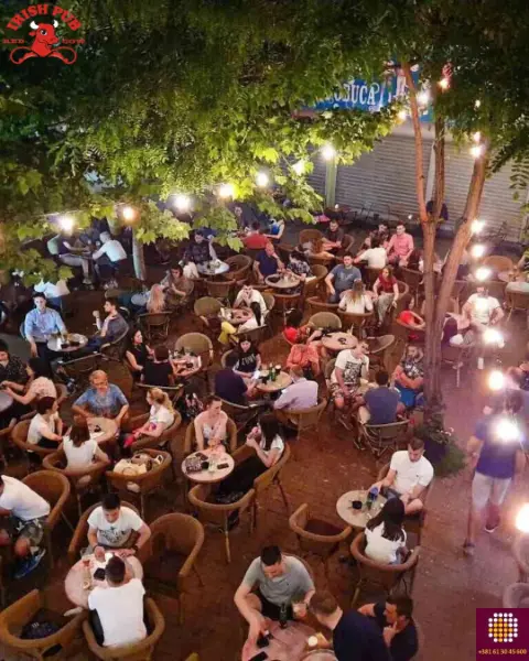 Bašta Irish puba Red cow u Novom Sadu puna gostiju