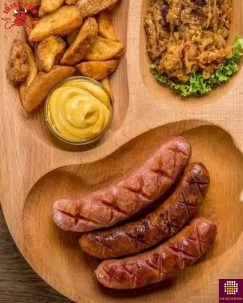 kobasica servirana sa krompirom senfom i prilozima, vrhunski servirano