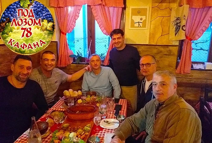 okupljanje dugogodišnjihprijateljauz hranu i piće kafane pod lozom 78 u Zemunu