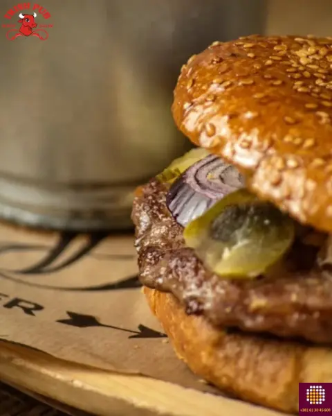 Čizburger sa krastavčićima deo menia irish pub red kow novi sad