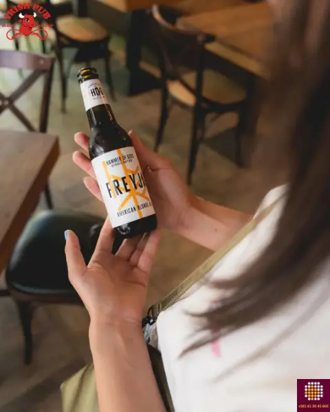 flašu Freya Hog pivare drži naša gošća koja uživa u ovom pivu
