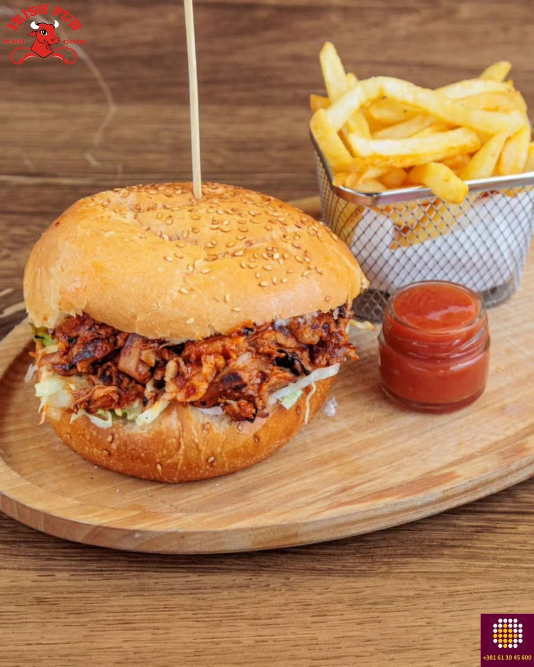 Čizburger od drapane prasetine serviran uz pomfrit i kečap