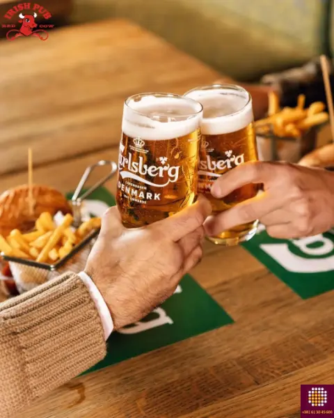 Dvojica prijatelja se sreću posle toiko vremena i proslavljaju uz Calsberg pivo