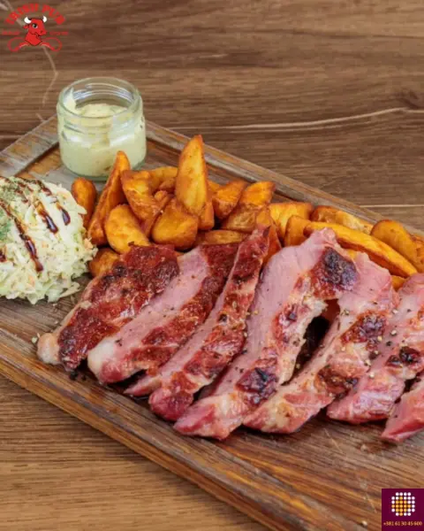 Ukusno jelo servirano na drvenom pladnju, specijalitet Irish pub red cow