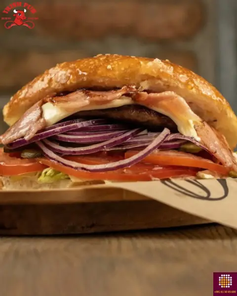 vrući čizburger u lepinji sa prilozima, prava gurmanska poslastica