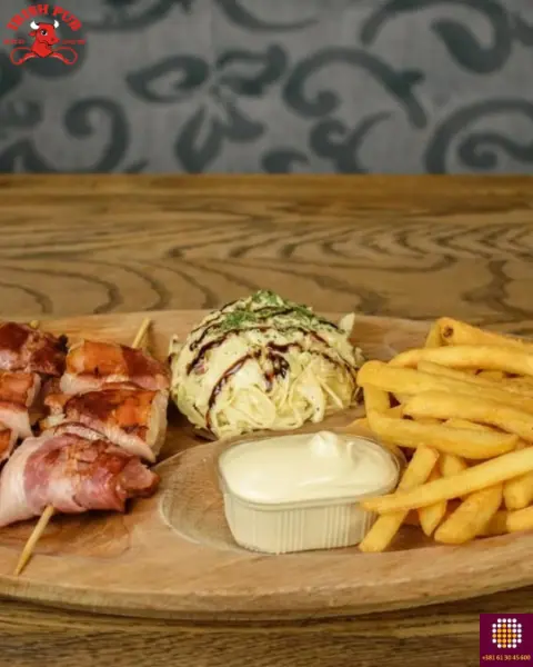 rolovani ražnjići sa salatom i pomfritom na dasci